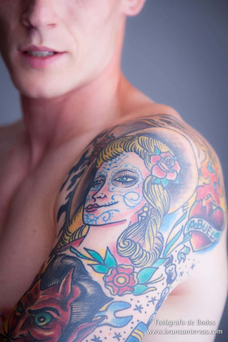 novio-boda-tatuaje-posado-brunsantervas-fotografo-bodas