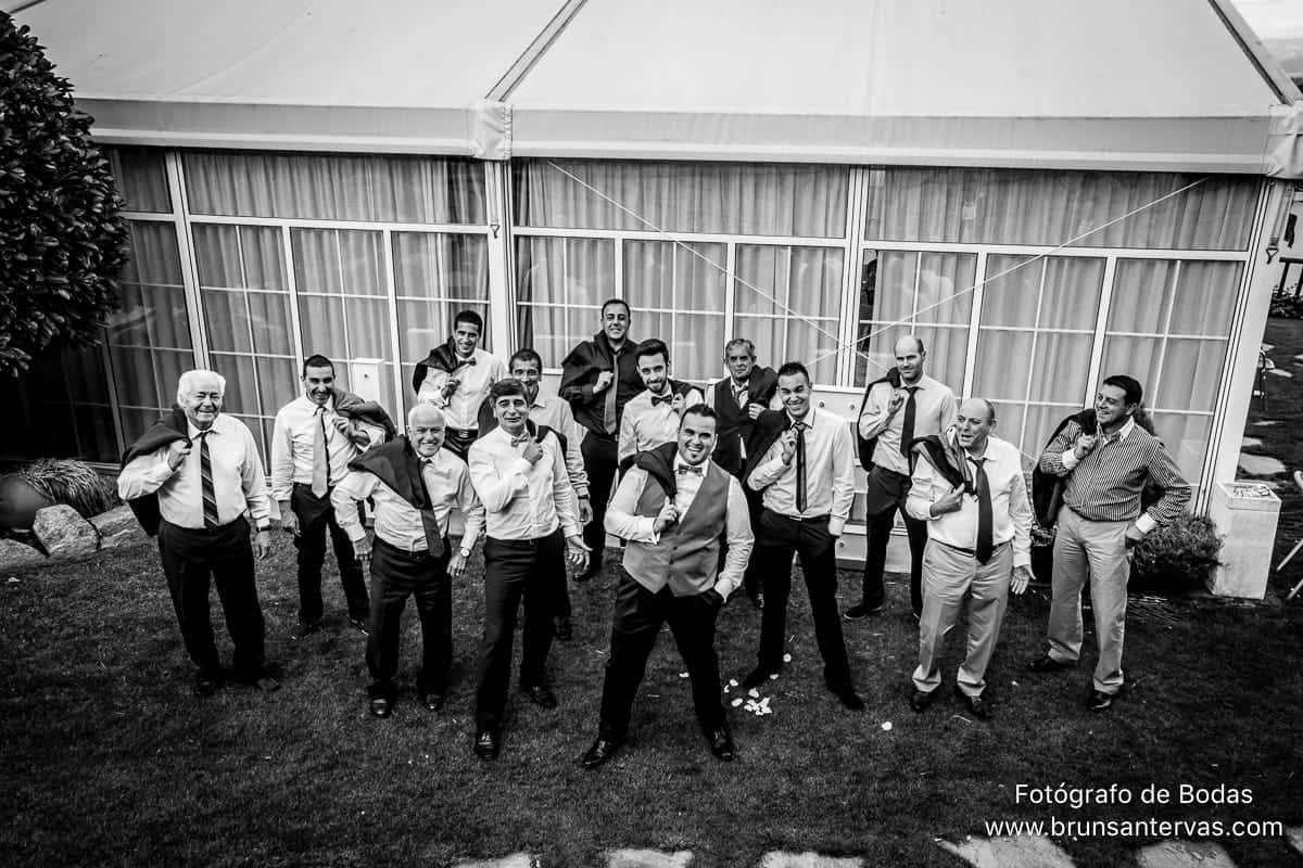 novio-invitados-boda-amigos-blanco-negro-brunsantervas-fotografo-bodas-galicia