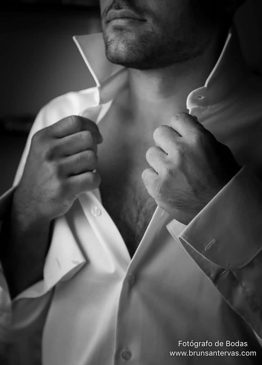 novio-vistiendose-camisa-boda-brunsantervas-fotografo-bodas