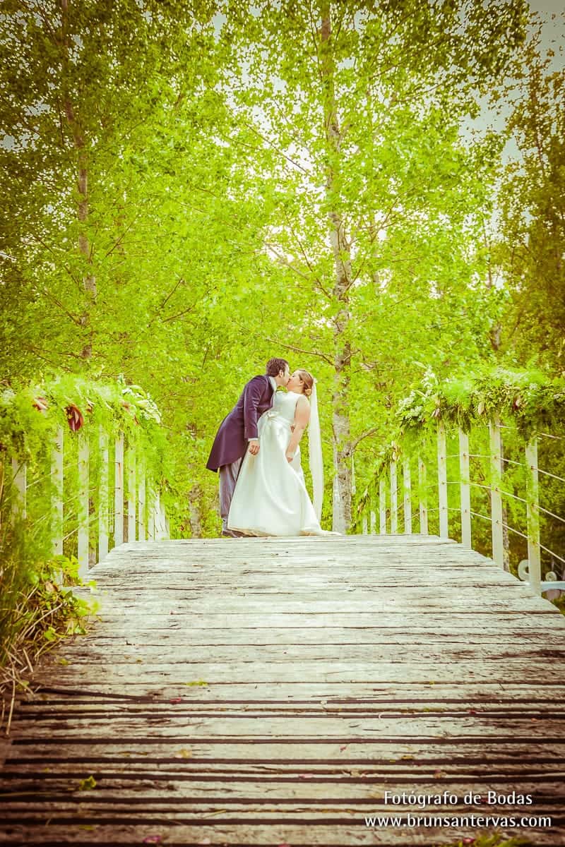 novios-beso-boda-brunantervas-fotografo-bodas-galicia