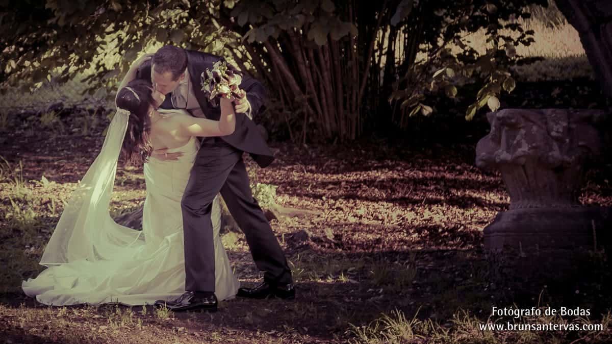 novios-beso-bosque-brunsantervas-fotografo-bodas-galicia