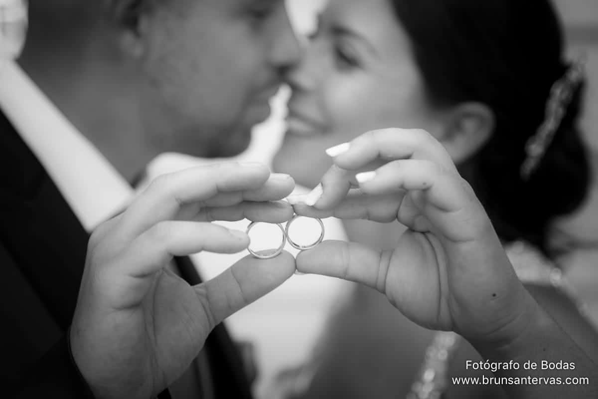 novios-boda-anillos-brunsantervas
