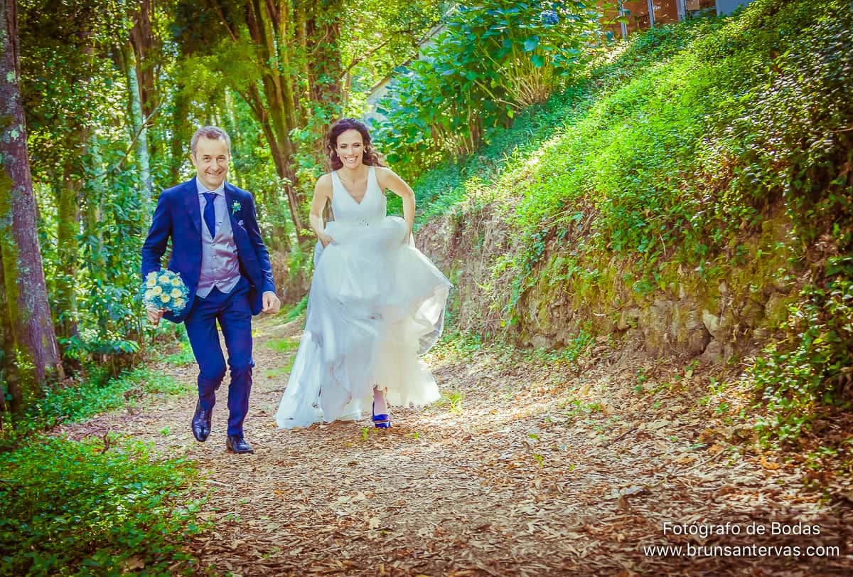 novios-boda-bosque-foto-divertida-brunsantervas-fotografo-bodas-galicia
