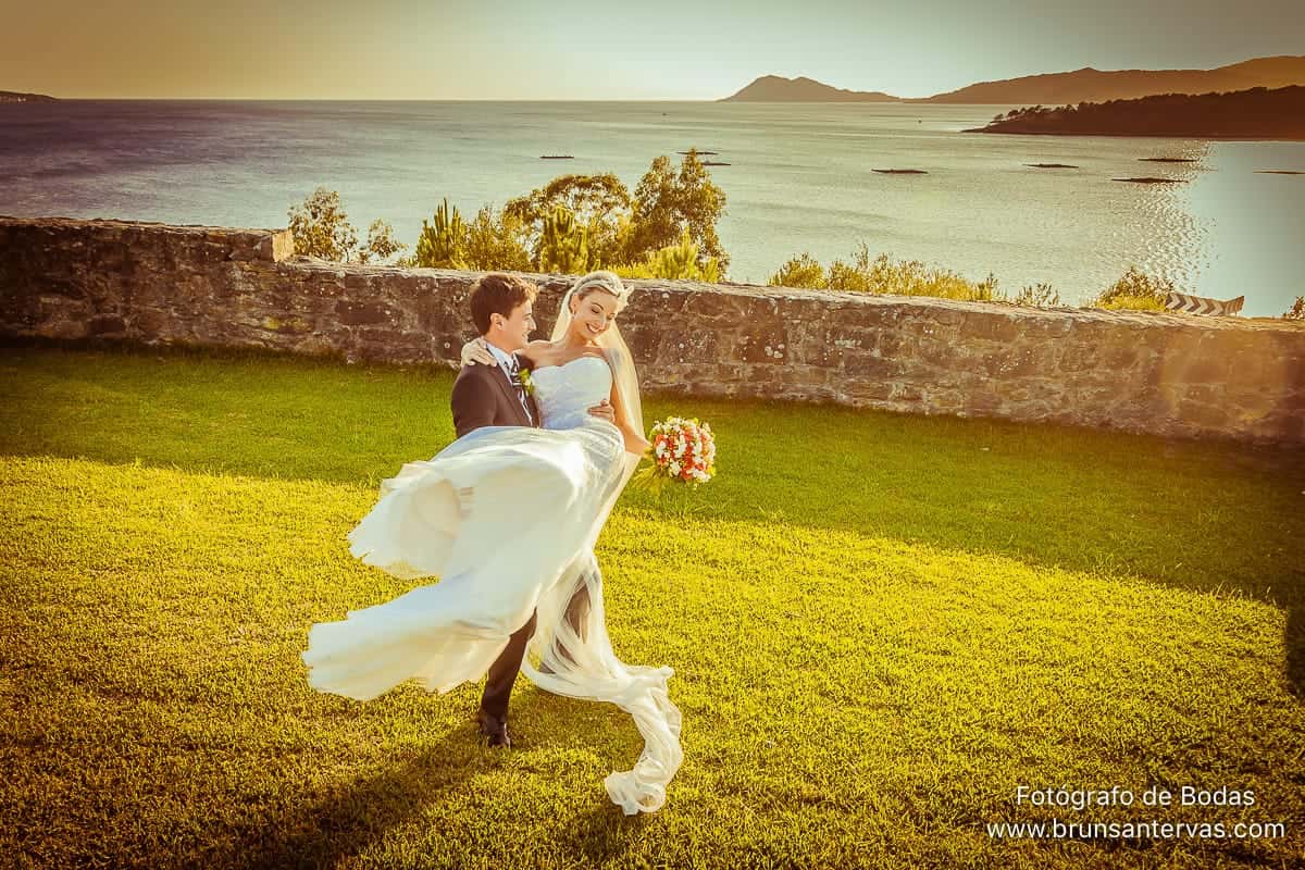 novios-boda-mar-posado-brunsantervas-fotografo-bodas-galicia