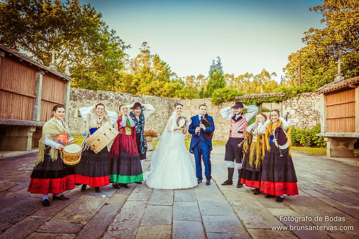 novios-boda-musica-gaitas-brunsantervas-fotografo-bodas-galicia