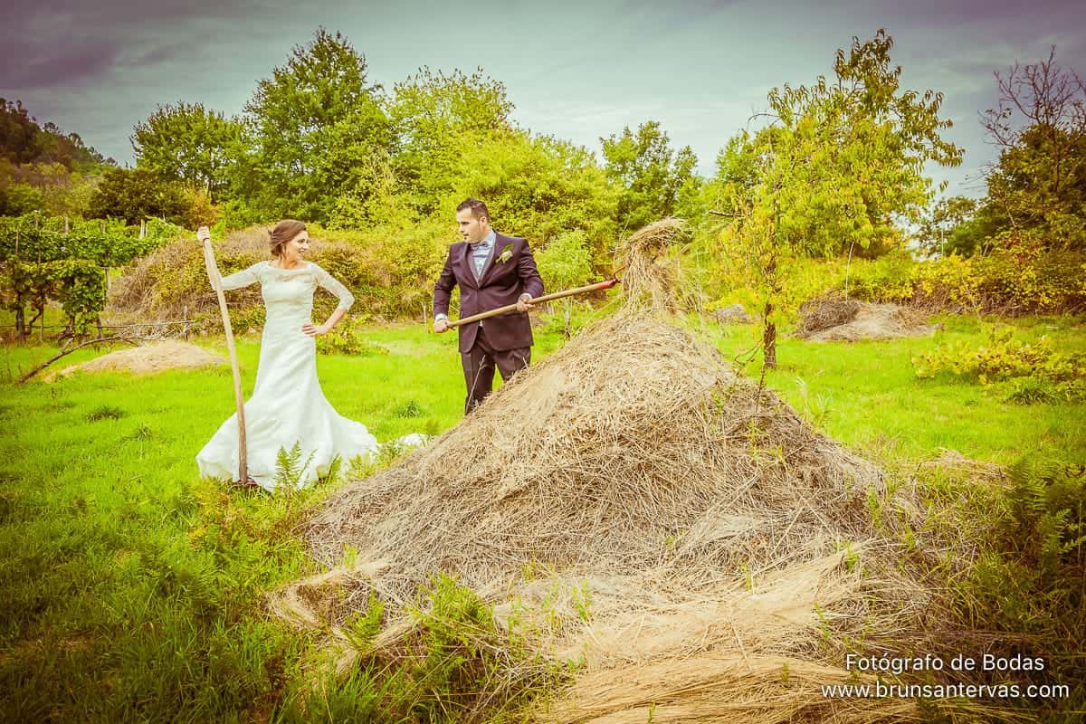 novios-campo-pareja-posado-divertido-brunsantervas-fotografo-bodas-galicia