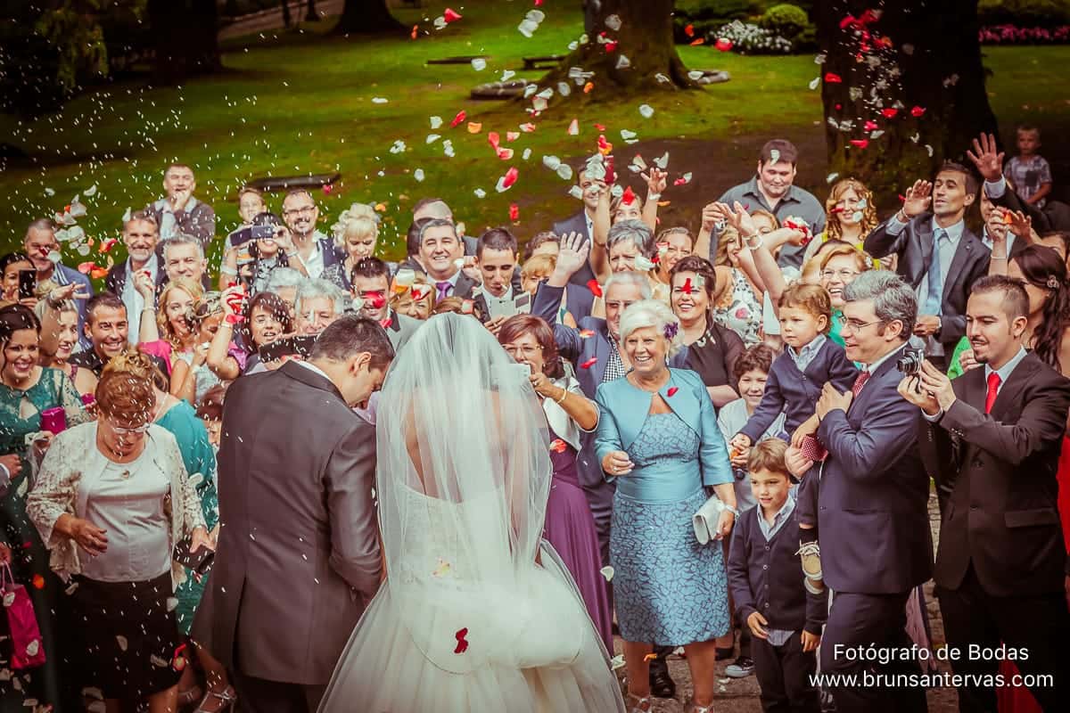 novios-ceremonia-arroz-boda-brunsantervas-fotografo-bodas-galicia