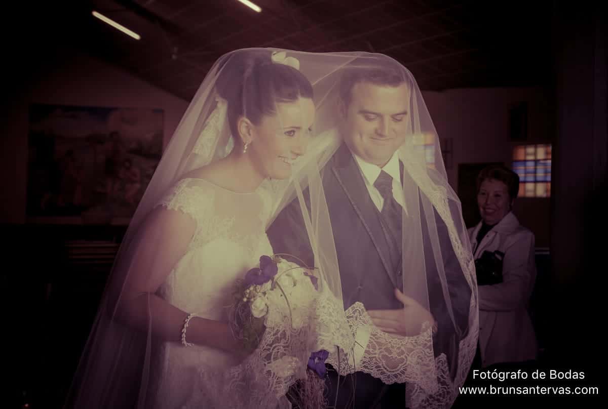 novios-ceremonia-velo-pareja-brunsantervas-fotografo-bodas-galicia