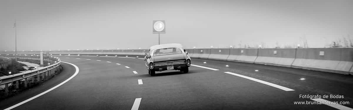 novios-coche-boda-brunsantervas-fotografo-bodas-blanco-negro