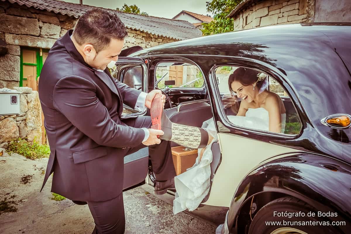 novios-coche-botas-divertida-brunsatervas-fotografo-bodas-galicia