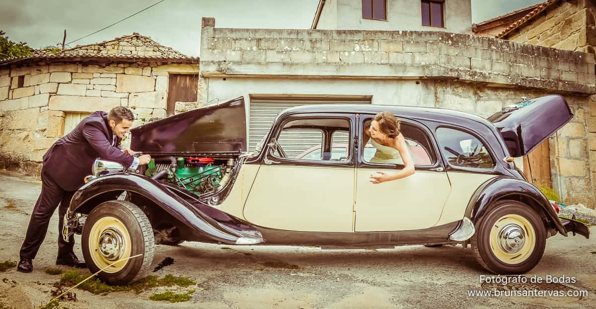 novios-divertido-coche-foto-de-bodas-brunsantervas