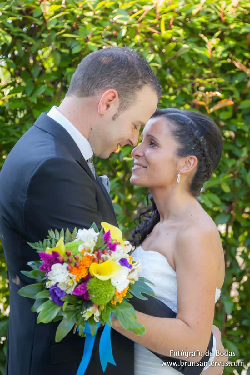 novios en boda mirada amor brunsantervas