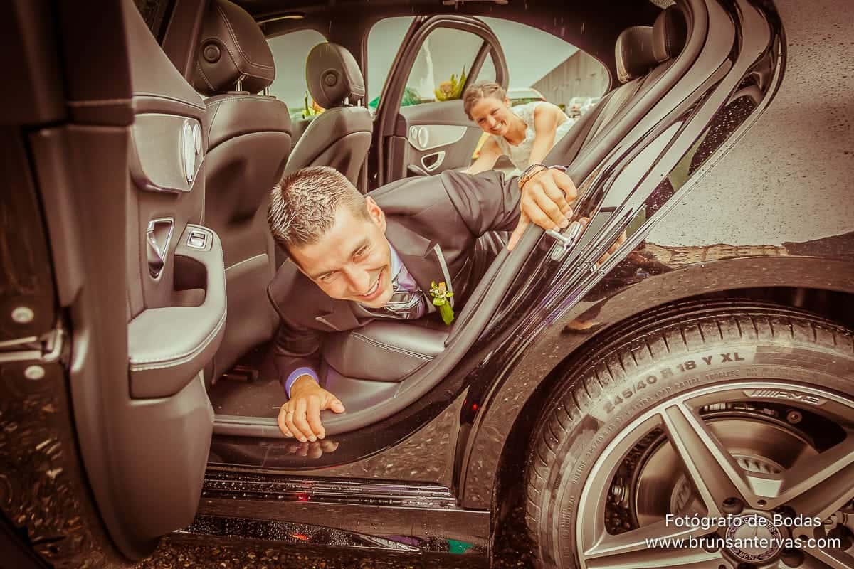 novios-foto-divertida-coche-brunsantervas-fotografo-bodas-galicia