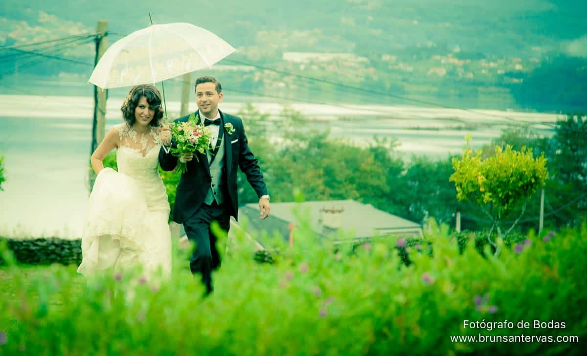 novios paraguas lluvia novia brunsantervas