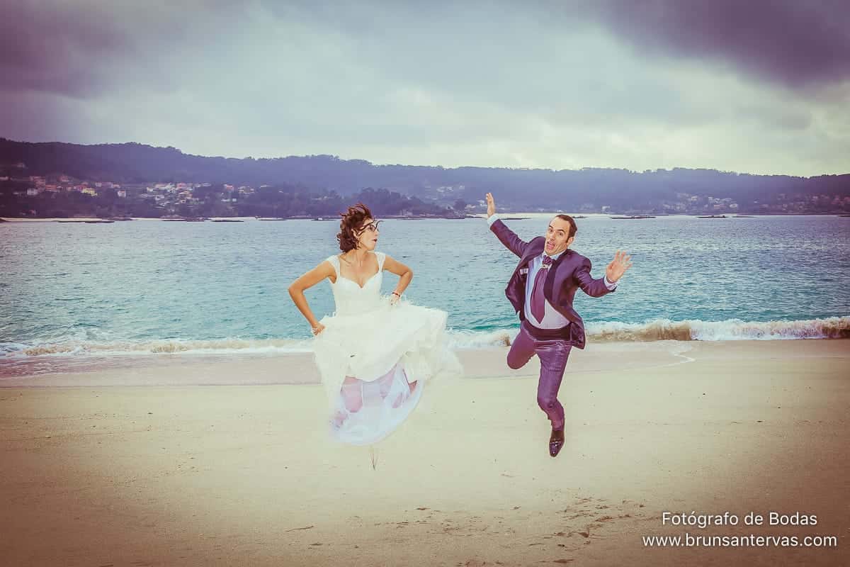 novios-posado-playa-brunsantervas-fotografo-boda-galicia