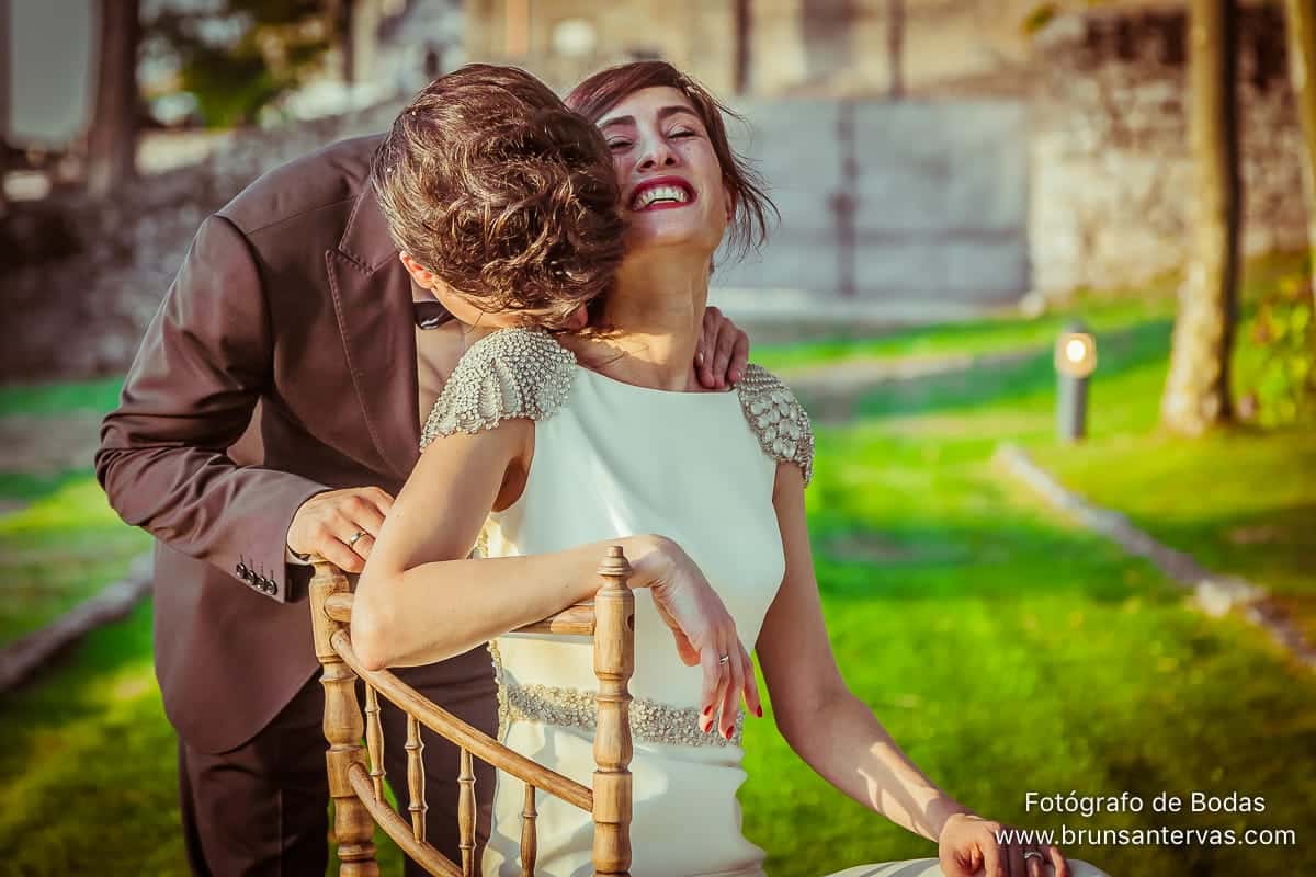 novios-riendo-boda-posado-brunsantervas