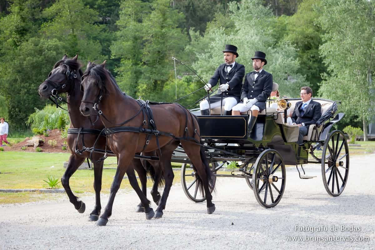 pareja-novios-boda-carruaje-coche-caballos-brunsantervas-fotografo-bodas-galicia