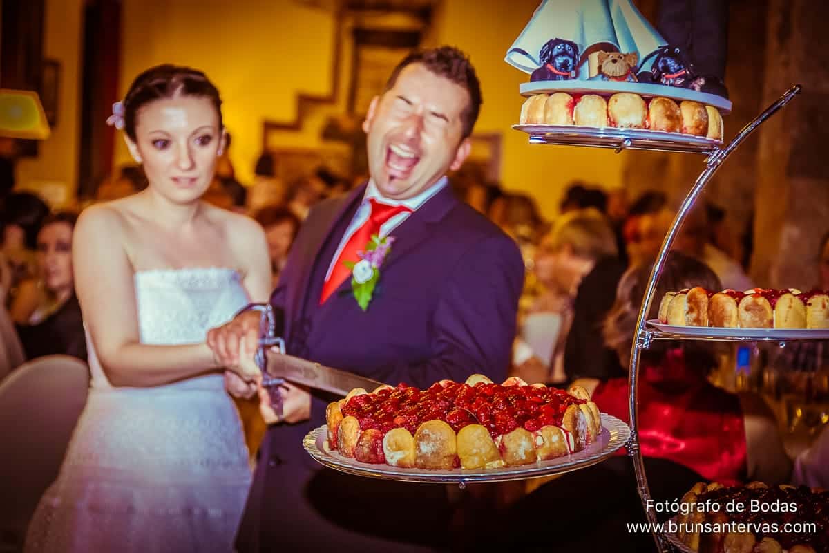 pareja-novios-cortando-tarta-boda-fotografo-bodas-galicia-brunsantervas
