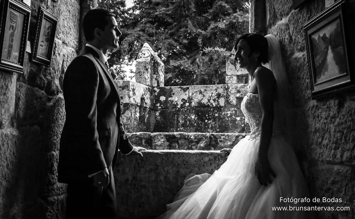 pareja-novios-ventana-boda-brunsantervas-fotografo-bodas-galicia
