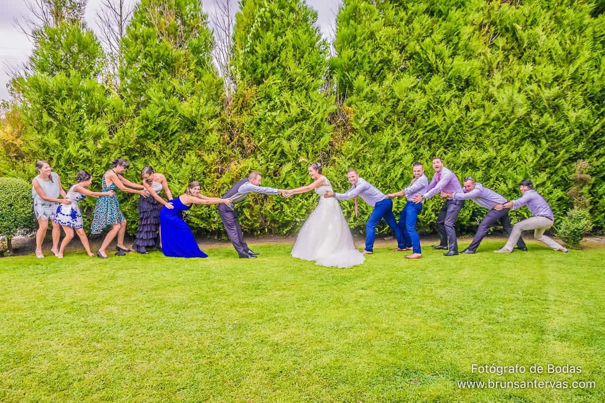 posado divertido novios en boda amigos brunsantervas
