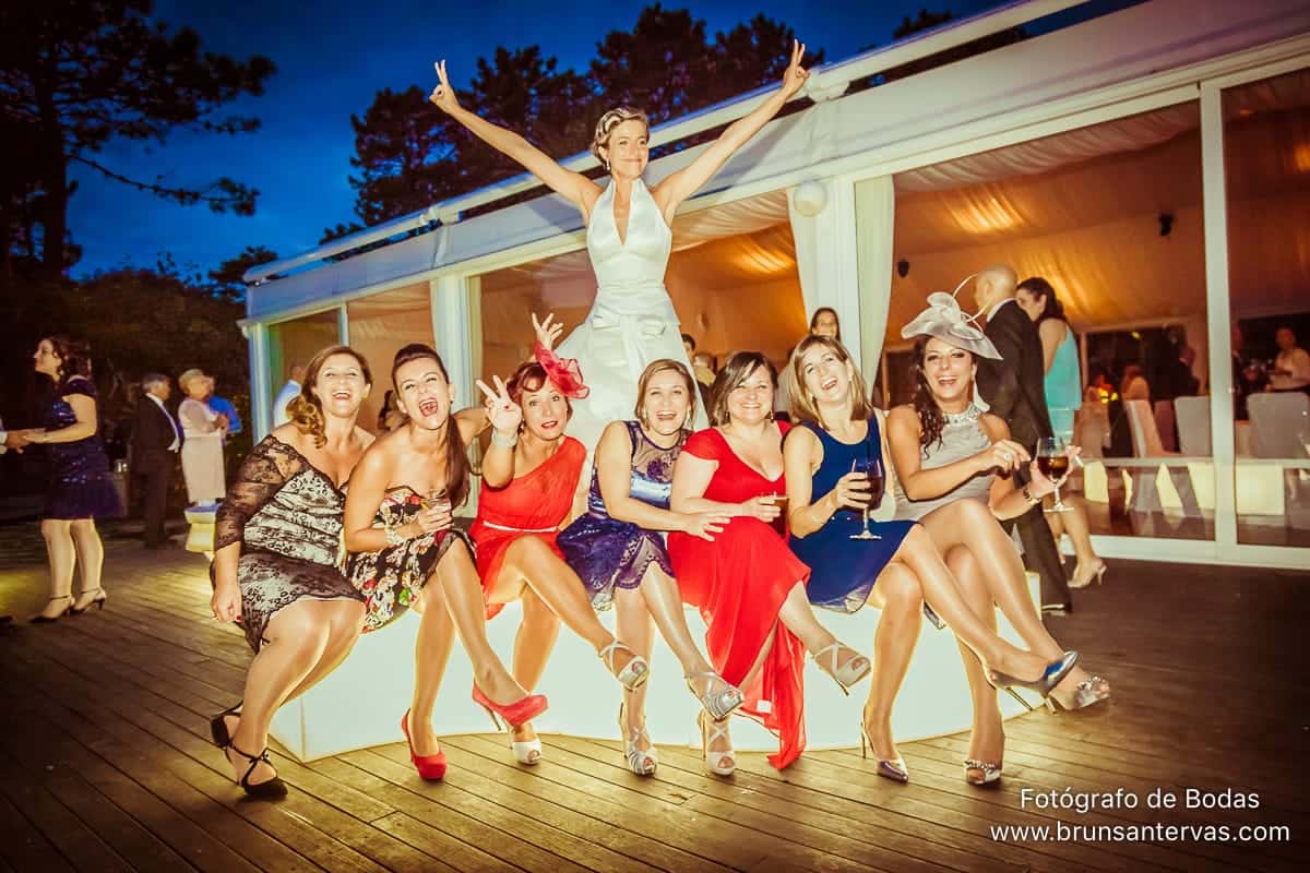 posado divertido original novia amigas boda brunsantervas