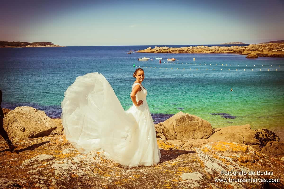 posado novia en la playa con vestido brunsantervas