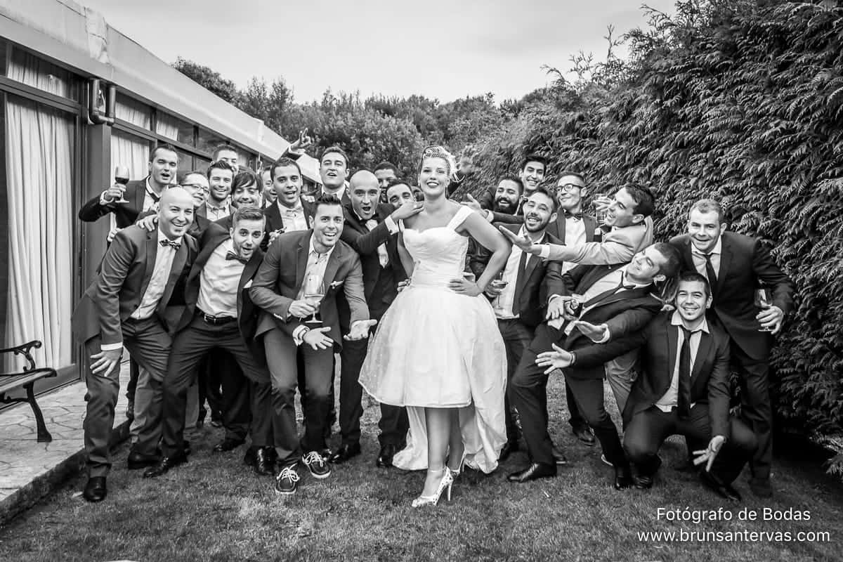 posado-novia-invitados-brunsantervas-fotografo-bodas-galicia