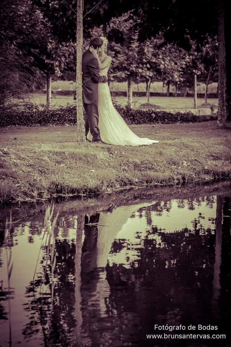 posado-novios-boda-brunsantervas-fotografo-bodas-galicia