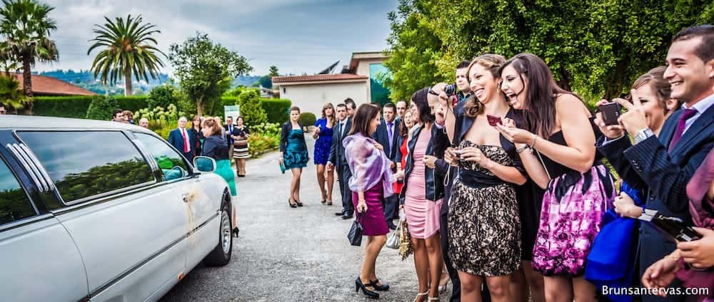 Amigas recibiendo novia