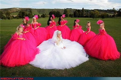 La novia "Barbie" y su séquito de damas
